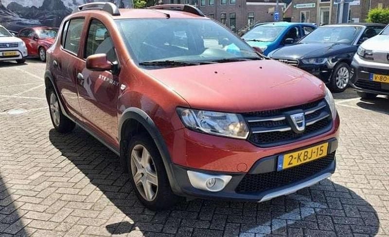 Rood, metallic lak Gebruikt 2013 Dacia Sandero Lauréate Hatchback | € 4.400 (Eerlijke prijs) - Afbeelding 1/4