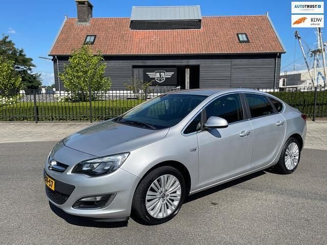 Zilver Gebruikt 2013 Opel Astra Design Edition Sedan | € 4.700 (Goede deal) - Afbeelding 1/4