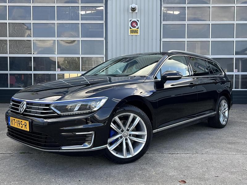 Zwart Gebruikt 2016 VW Passat GTE Stationwagen | € 15.750 (Eerlijke prijs) - Afbeelding 1/4