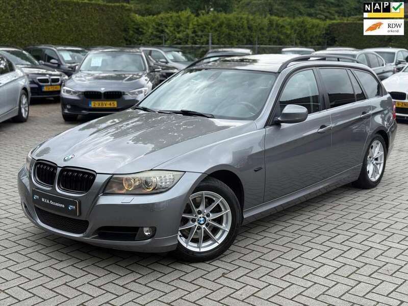 Grijs, metallic lak Gebruikt 2010 BMW 320 Executive Stationwagen | € 7.950 (Iets duurder) - Afbeelding 1/4