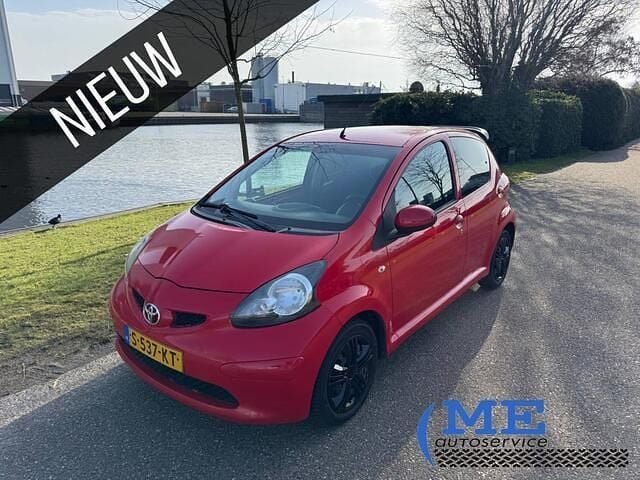 Occasion Toyota Aygo 68 PK (50 kW) 2007 Rood Hatchback