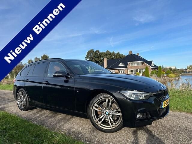 Zwart Gebruikt 2020 BMW 318 M Sport Stationwagen | € 17.900 (Iets duurder) - Afbeelding 1/4