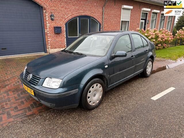 Groen Gebruikt 2002 VW Bora Sedan | € 1.650 - Afbeelding 1/4