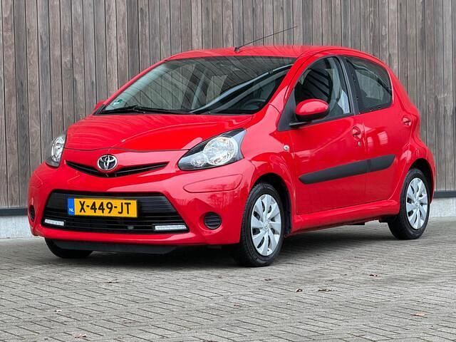Occasion Toyota Aygo 68 PK (50 kW) 2013 Rood Hatchback