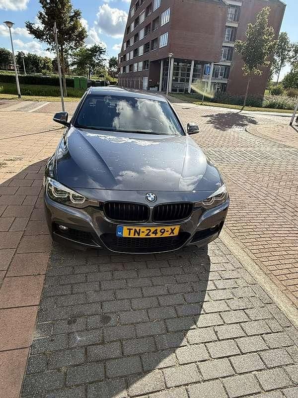 Grijs Gebruikt 2018 BMW 318 Sedan | € 18.950 (Iets duurder) - Afbeelding 1/4
