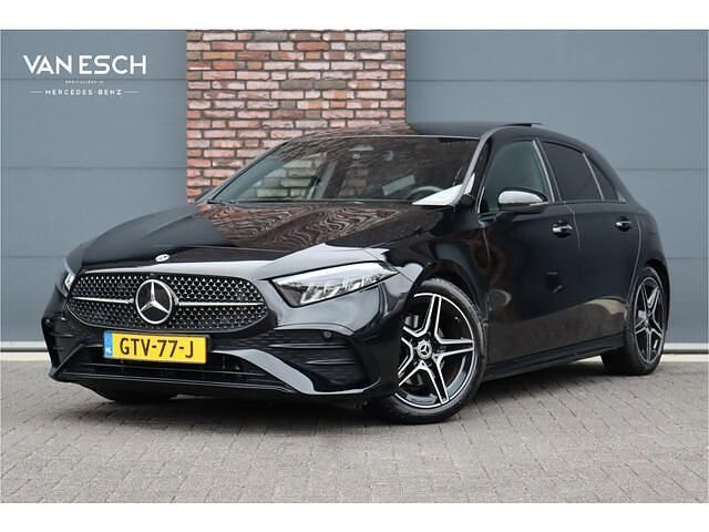 Zwart (metallic) Occasion 2023 Mercedes A180 AMG line Hatchback | € 34.500 (Iets duurder) - Afbeelding 1/4