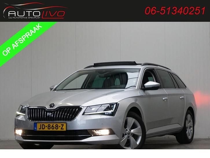 Grijs, metallic lak Gebruikt 2016 Skoda Superb Business Line Stationwagen | € 16.295 (Eerlijke prijs) - Afbeelding 1/4