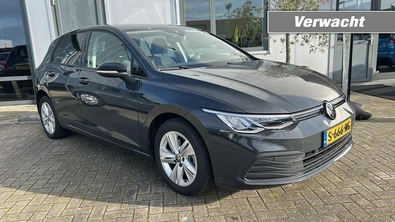 Grijs (metallic) Gebruikt 2023 VW Golf VIII Life Hatchback | € 17.950 (Goede deal) - Afbeelding 1/3