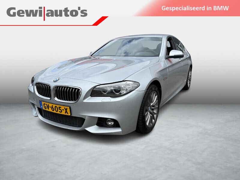 Grijs, metallic lak Gebruikt 2015 BMW 518 M Sport Sedan | € 15.999 (Iets duurder) - Afbeelding 1/4
