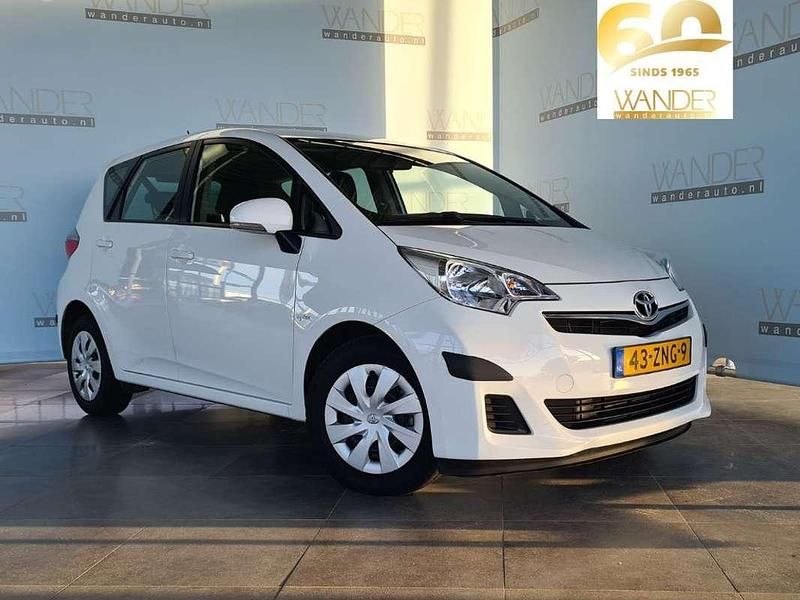 Wit Gebruikt 2013 Toyota Verso-S Comfort Hatchback | € 11.900 (Eerlijke prijs) - Afbeelding 1/4