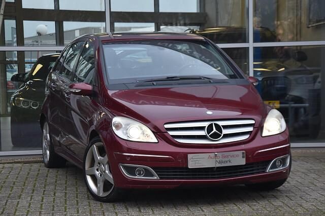 Rood (metallic) Occasion 2008 Mercedes B180 AMG MPV | € 2.145 (Eerlijke prijs) - Afbeelding 1/4