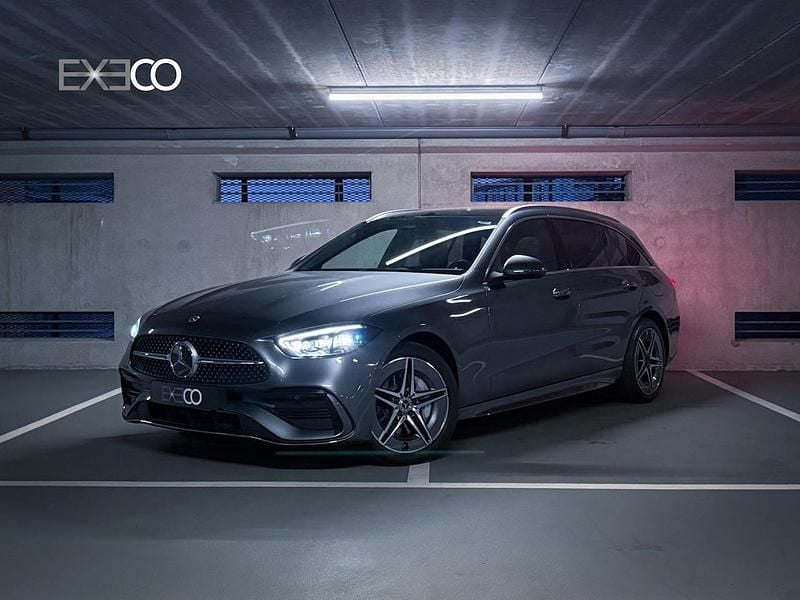 Grijs (metallic) Gebruikt 2022 Mercedes C300 AMG line Stationwagen | € 37.950 (Goede deal) - Afbeelding 1/4