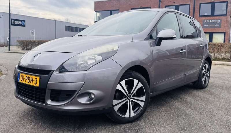 Grijs Gebruikt 2011 Renault Mégane III Hatchback | € 4.275 (Eerlijke prijs) - Afbeelding 1/4