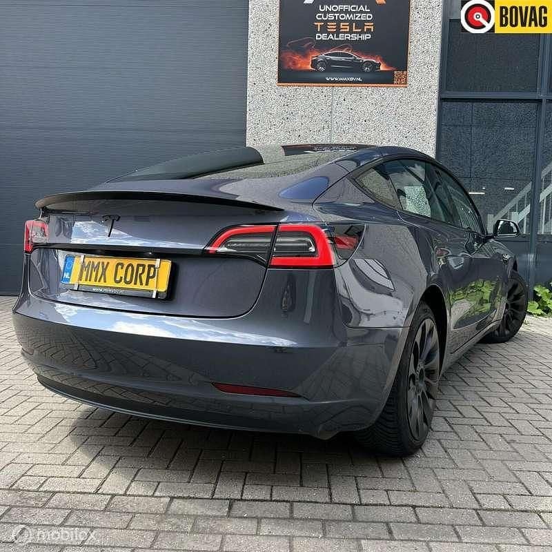 Grijs Gebruikt 2022 Tesla Model 3 Standard Range Plus Sedan | € 27.999 (Eerlijke prijs) - Afbeelding 1/4