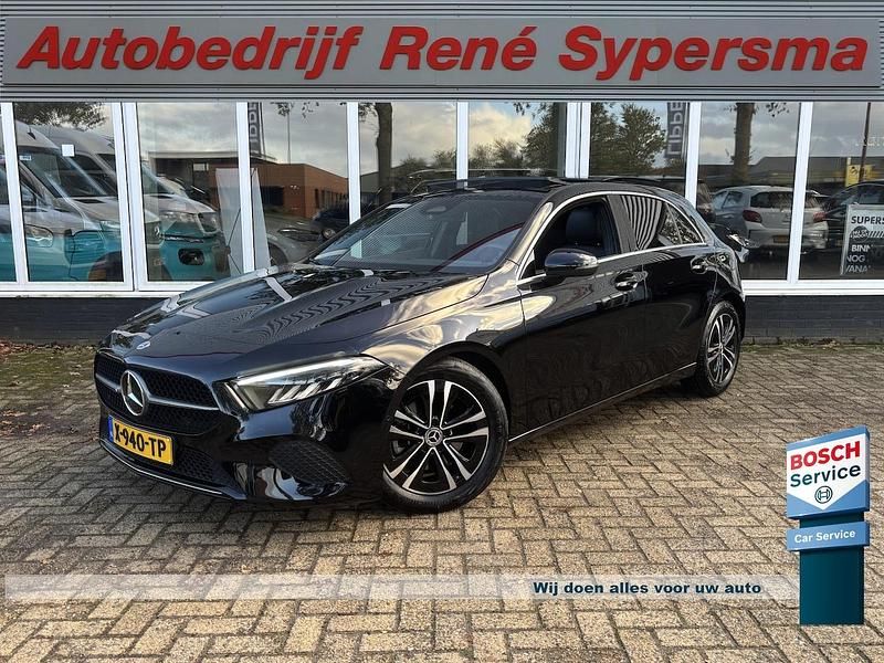 Zwart (metallic) Gebruikt 2024 Mercedes A180 Business Hatchback | € 31.945 - Afbeelding 1/4