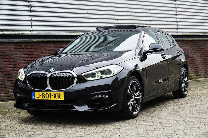 Zwart Gebruikt 2020 BMW 118 Sport Line Hatchback | € 22.900 (Eerlijke prijs) - Afbeelding 1/4