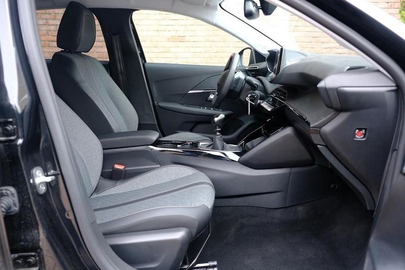 Occasion Peugeot 208 Allure 101 PK (74 kW) 2025 Zwart Hatchback