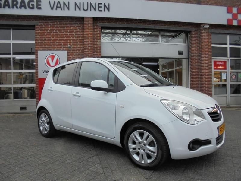 Wit (metallic) Gebruikt 2011 Opel Agila Edition Hatchback | € 4.950 (Eerlijke prijs) - Afbeelding 1/4