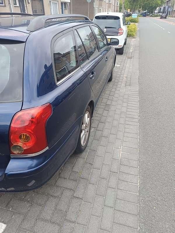 Blauw Gebruikt 2004 Toyota Avensis Luna Stationwagen | € 1.900 (Eerlijke prijs) - Afbeelding 1/4