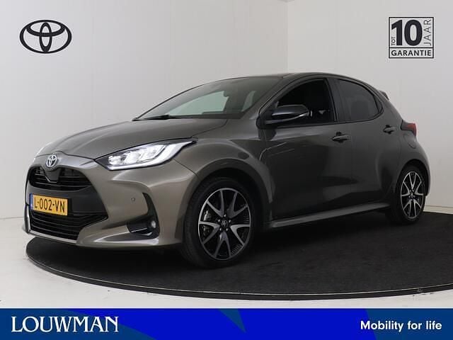 Groen, metallic lak Gebruikt 2021 Toyota Yaris Executive Hatchback | € 23.950 (Eerlijke prijs) - Afbeelding 1/3