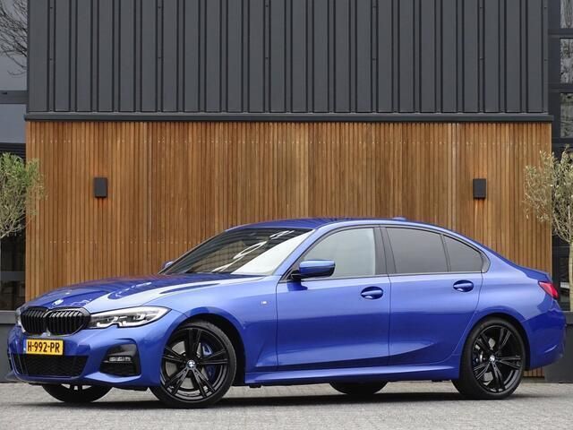 Blauw, metallic lak Gebruikt 2020 BMW 320 M Sport Sedan | € 36.995 (Iets duurder) - Afbeelding 1/4