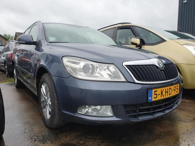 Grijs, metallic lak Occasion 2012 Skoda Octavia Business Line Stationwagen | € 3.999 (Iets duurder) - Afbeelding 1/4