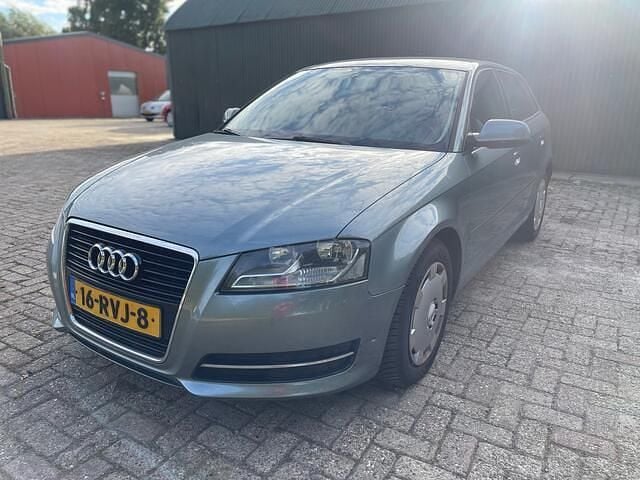 Grijs Gebruikt 2011 Audi A3 Sportback Attraction Hatchback | € 6.995 (Eerlijke prijs) - Afbeelding 1/4