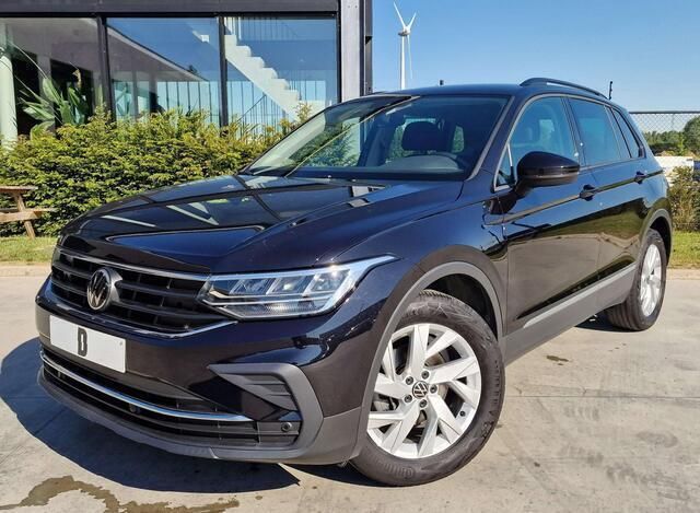 Zwart Gebruikt 2023 VW Tiguan Life SUV | € 29.990 (Super prijs) - Afbeelding 1/4