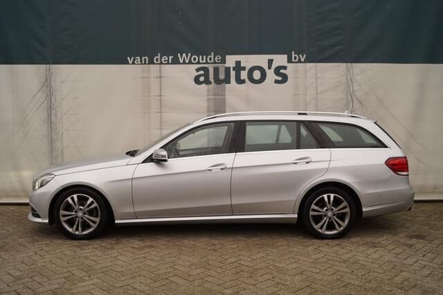 Grijs, metallic lak Gebruikt 2014 Mercedes E200 Ambition Stationwagen | € 12.900 (Duur) - Afbeelding 1/4