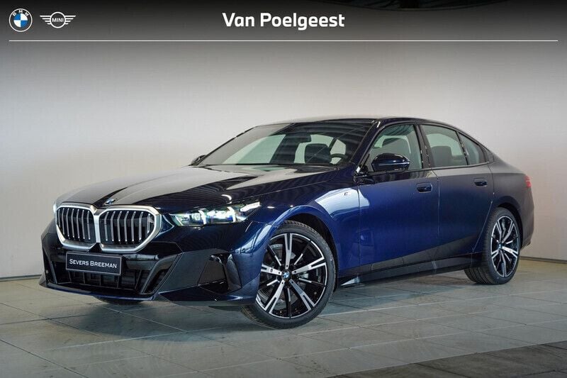 Carbonschwarz metallic (donker blauw metallic) Gebruikt 2024 BMW 520 M Sport Sedan | € 74.995 - Afbeelding 1/4