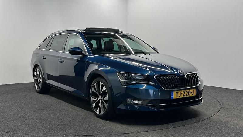 Blauw Occasion 2018 Skoda Superb Business Line Stationwagen | € 17.500 (Eerlijke prijs) - Afbeelding 1/4