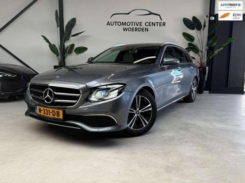 Grijs, metallic lak Gebruikt 2019 Mercedes E220 Premium Plus Stationwagen | € 25.499 (Goede deal) - Afbeelding 1/4