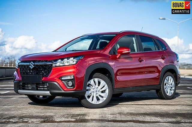 Rood Gebruikt 2023 Suzuki SX4 S-Cross SUV | € 25.445 (Eerlijke prijs) - Afbeelding 1/4