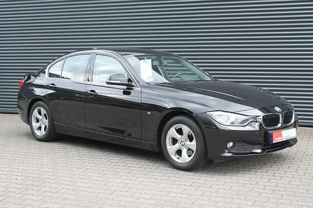 Zwart Occasion 2013 BMW 320 Executive Sedan | € 10.950 (Eerlijke prijs) - Afbeelding 1/4