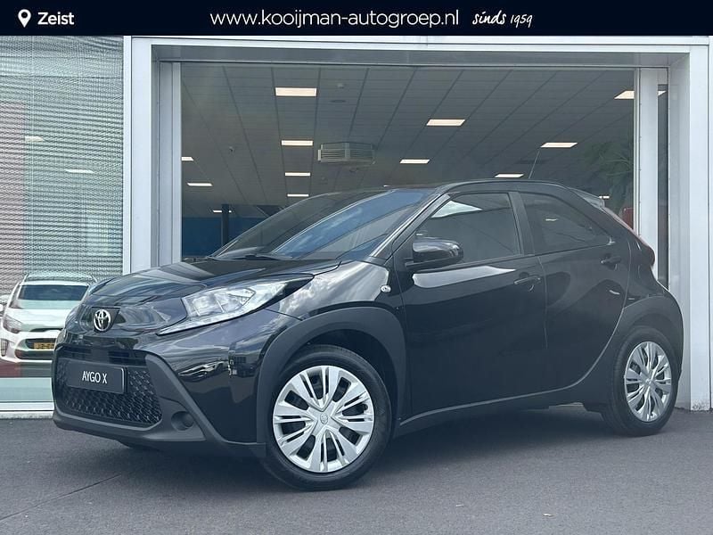Zwart, metallic lak Nieuw 2025 Toyota Aygo Play Hatchback | € 21.845 (Eerlijke prijs) - Afbeelding 1/4