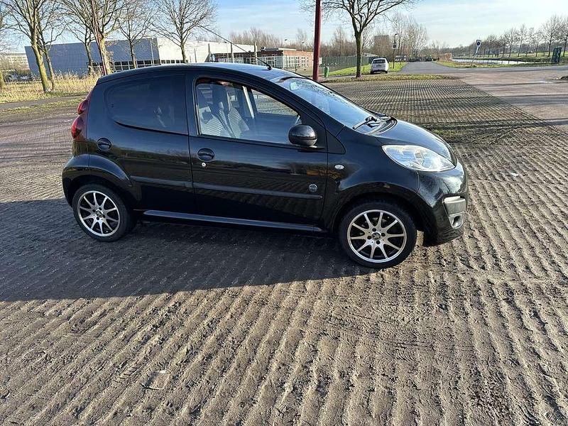 Zwart Occasion 2014 Peugeot 107 Envy Hatchback | € 4.500 (Eerlijke prijs) - Afbeelding 1/4