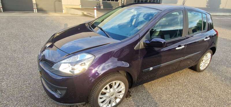 Paars Gebruikt 2007 Renault Clio II Dynamique Hatchback | € 4.850 (Iets duurder) - Afbeelding 1/4