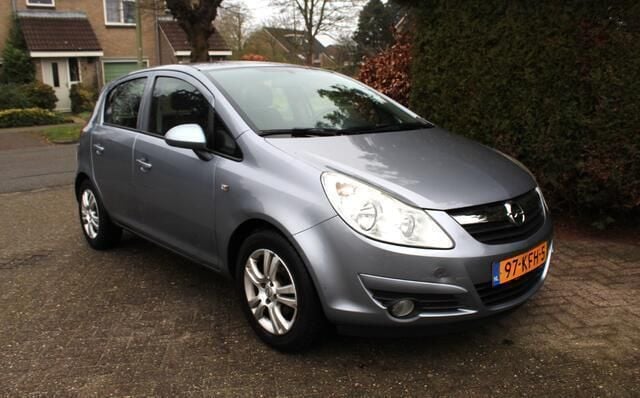 Grijs Gebruikt 2009 Opel Corsa Enjoy Sedan | € 2.950 (Eerlijke prijs) - Afbeelding 1/4