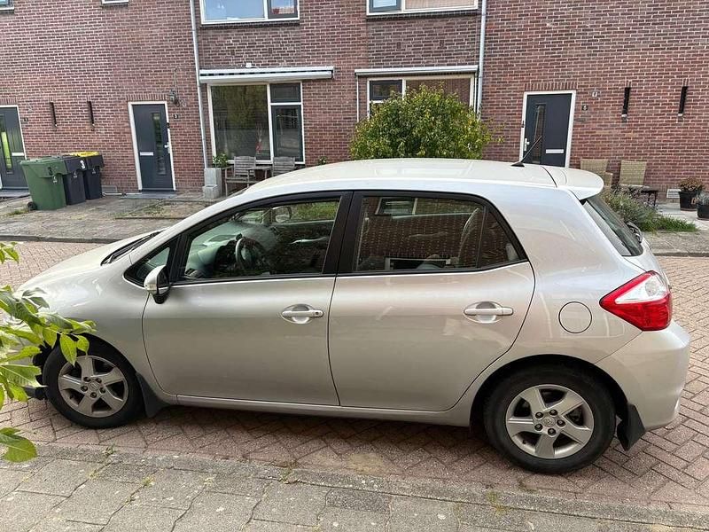 Zilver Gebruikt 2011 Toyota Auris Hybrid Hatchback | € 6.700 (Eerlijke prijs) - Afbeelding 1/4