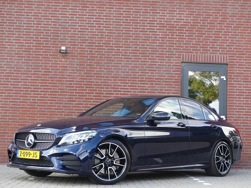 Blauw, metallic lak Gebruikt 2020 Mercedes C300 Premium Sedan | € 34.950 (Eerlijke prijs) - Afbeelding 1/4