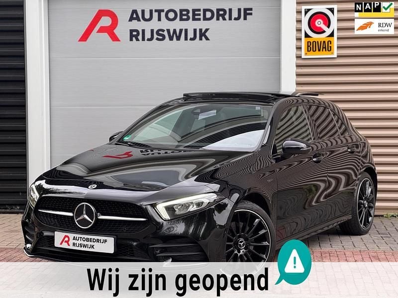 Zwart Gebruikt 2021 Mercedes A250 AMG Hatchback | € 32.950 (Eerlijke prijs) - Afbeelding 1/4