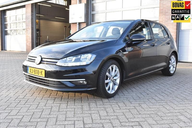 Zwart Occasion 2019 VW Golf VII Highline Hatchback | € 15.250 (Goede deal) - Afbeelding 1/4