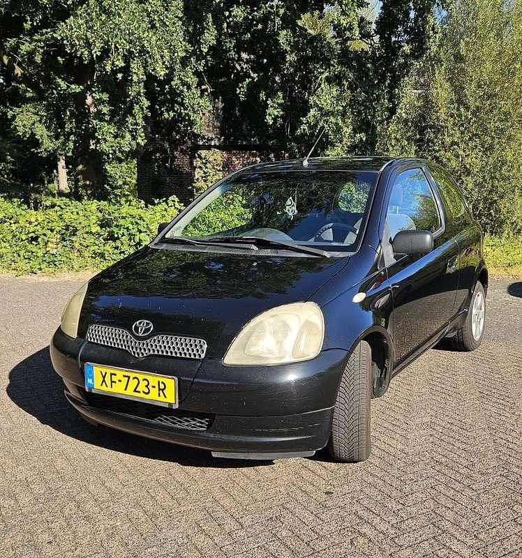 Zwart Gebruikt 2002 Toyota Yaris Sedan | € 1.250 (Goede deal) - Afbeelding 1/4