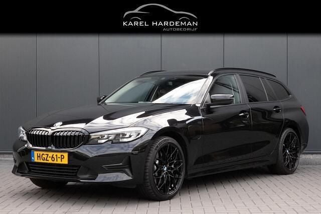 Zwart Gebruikt 2020 BMW 330 Executive Stationwagen | € 29.950 (Eerlijke prijs) - Afbeelding 1/4