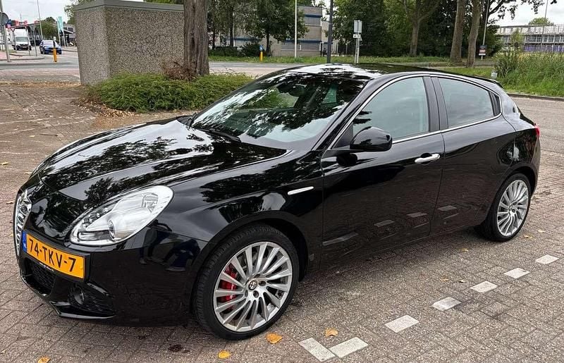 Zwart Gebruikt 2012 Alfa Romeo Giulietta Distinctive Hatchback | € 10.500 (Eerlijke prijs) - Afbeelding 1/4