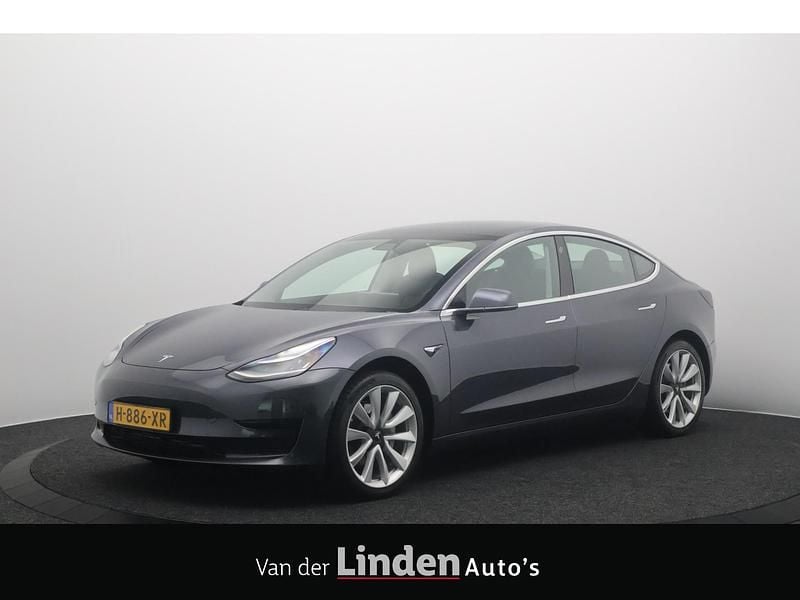 Grijs Gebruikt 2020 Tesla Model 3 Standard Range Sedan | € 23.845 (Eerlijke prijs) - Afbeelding 1/4
