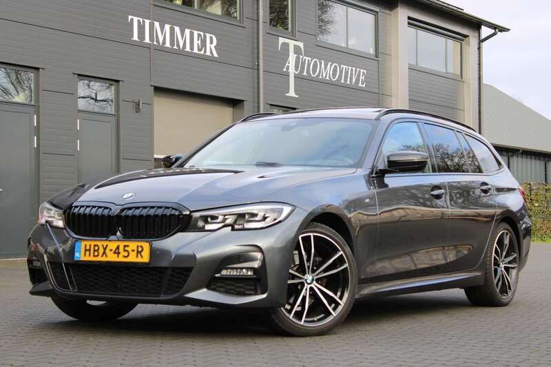 Grijs, metallic lak Gebruikt 2021 BMW 318 Executive Stationwagen | € 35.500 (Duur) - Afbeelding 1/4