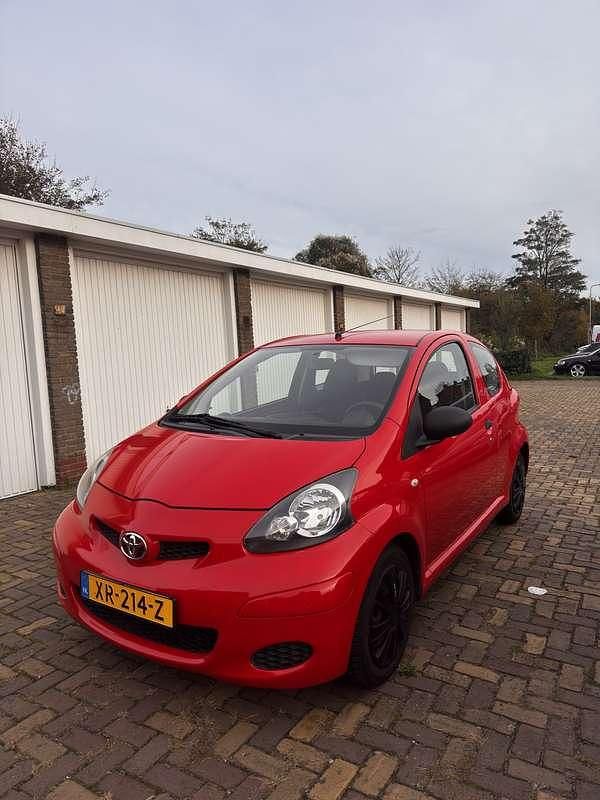 Rood Gebruikt 2009 Toyota Aygo Hatchback | € 2.700 (Eerlijke prijs) - Afbeelding 1/4