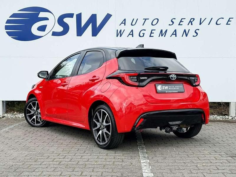Occasion Toyota Yaris Hybrid Executive 116 PK (85 kW) 2020 Rood Hatchback