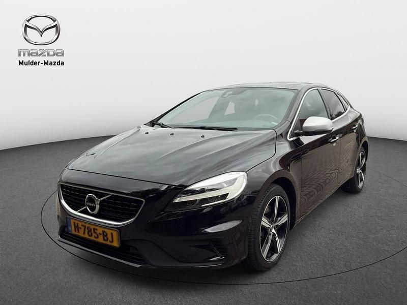 Zwart Gebruikt 2020 Volvo V40 R-Design Stationwagen | € 20.950 (Eerlijke prijs) - Afbeelding 1/4